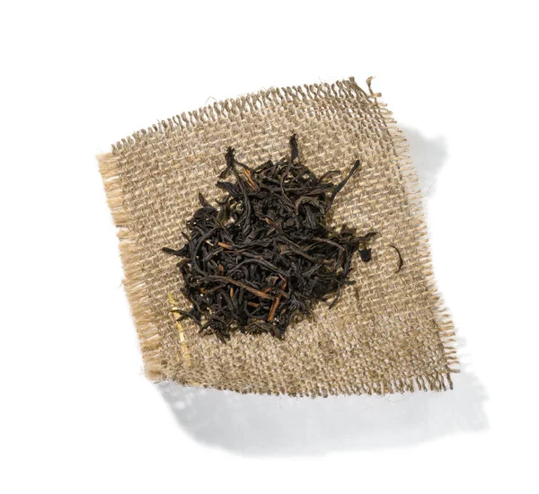 Schwarzer Tee von oben auf weißem Hintergrund — Stockfoto
