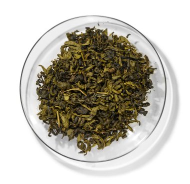 Beyaz arkaplanda yeşil çay üst görünümü