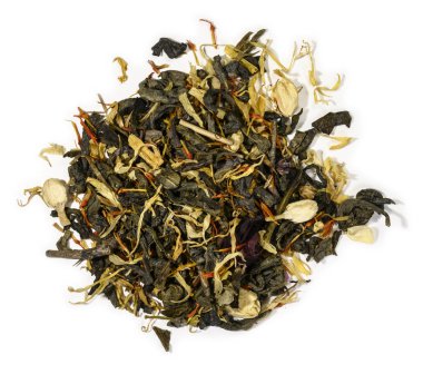 Yeşil çay ve aromatik katkı maddeleri. Beyaz arkaplanda üst görünüm