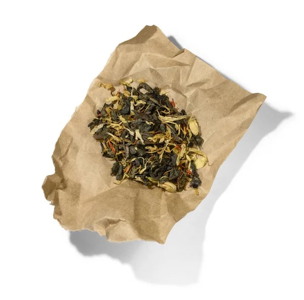 Grönt te med aromatiska tillsatser. Ovanifrån på vit bakgrund — Stockfoto
