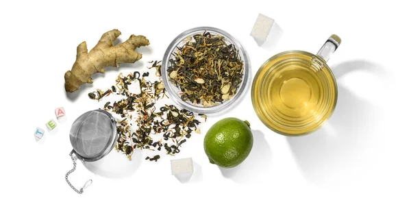 Té verde con aditivos aromáticos y accesorios. Vista superior sobre fondo blanco —  Fotos de Stock