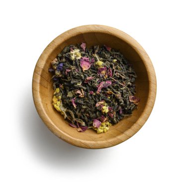 Yeşil çay ve aromatik katkı maddeleri. Beyaz arkaplanda üst görünüm