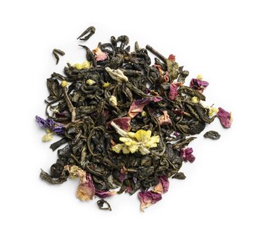 Yeşil çay ve aromatik katkı maddeleri. Beyaz arkaplanda üst görünüm