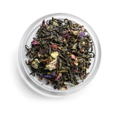 Yeşil çay ve aromatik katkı maddeleri. Beyaz arkaplanda üst görünüm