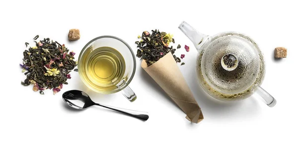 Πράσινο τσάι με φυσικά αρωματικά πρόσθετα και αξεσουάρ. Κάτοψη σε λευκό φόντο — Φωτογραφία Αρχείου