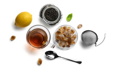 Siyah çay ve aksesuarlar beyaz arkaplanda üst görünüm