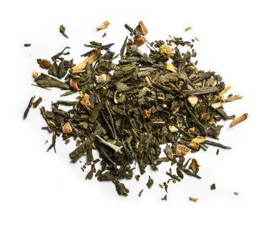 Yeşil çay ve aromatik katkı maddeleri. Beyaz arkaplanda üst görünüm