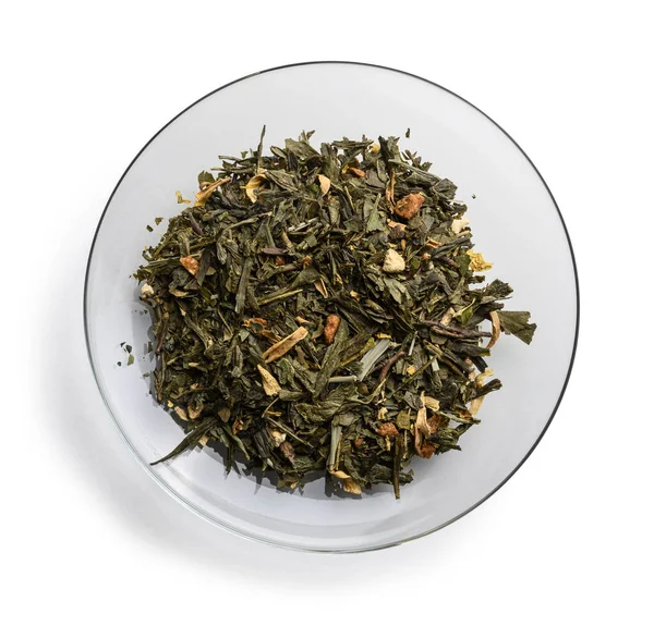 Grüner Tee mit aromatischen Zusätzen. Draufsicht auf weißem Hintergrund — Stockfoto