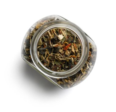 Yeşil çay ve aromatik katkı maddeleri. Beyaz arkaplanda üst görünüm