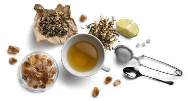 Doğal aromatik katkı maddeleri ve aksesuarlı yeşil çay. Beyaz arkaplanda üst görünüm