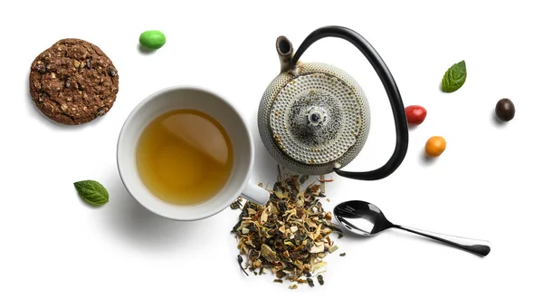 Groene thee met natuurlijke aromatische toevoegingen en accessoires. Bovenaanzicht op witte achtergrond — Stockfoto