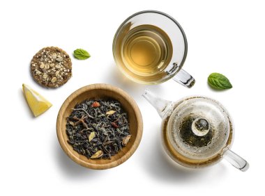 Doğal aromatik katkı maddeleri ve aksesuarlı yeşil çay. Beyaz arkaplanda üst görünüm