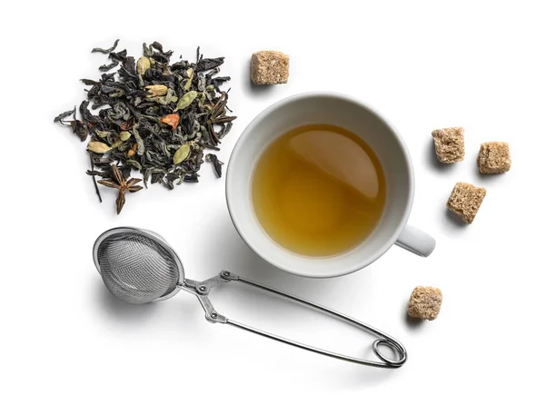 Зеленый чай с натуральными ароматическими добавками и аксессуарами. Вид сверху на белый фон — стоковое фото