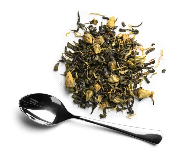 Зеленый чай с натуральными ароматическими добавками. Вид сверху на белый фон — стоковое фото
