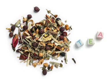 Doğal aromatik katkı maddeleriyle yeşil çay. Beyaz arkaplanda üst görünüm