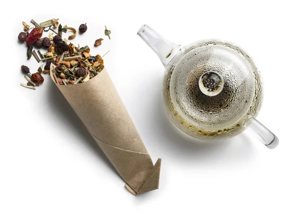 Зеленый чай с натуральными ароматическими добавками и чайник. Вид сверху на белый фон — стоковое фото