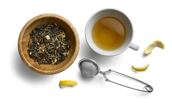 Thé vert avec des additifs aromatiques naturels et une tasse de thé. Vue du dessus sur fond blanc — Photo
