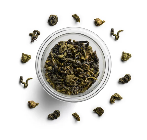 Зеленый чай лежит в круге на белом фоне. Вид сверху — стоковое фото