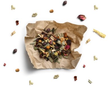 Beyaz arka planda bitki çayı. Yukarıdan görünüşü