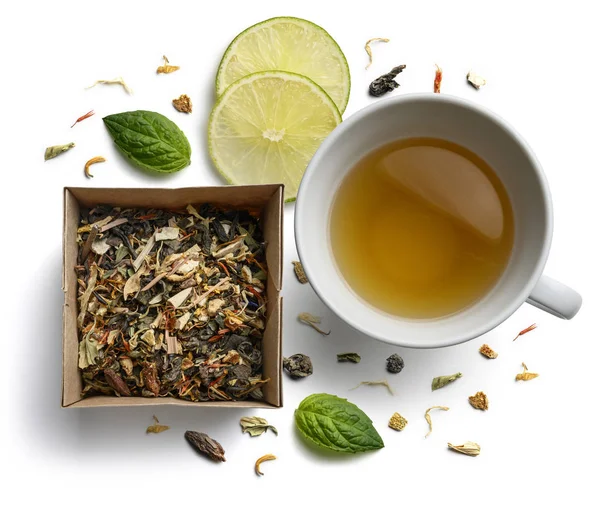 Doğal aromatik katkı maddeleri ve bir fincan yeşil çay. Beyaz arkaplanda üst görünüm — Stok fotoğraf