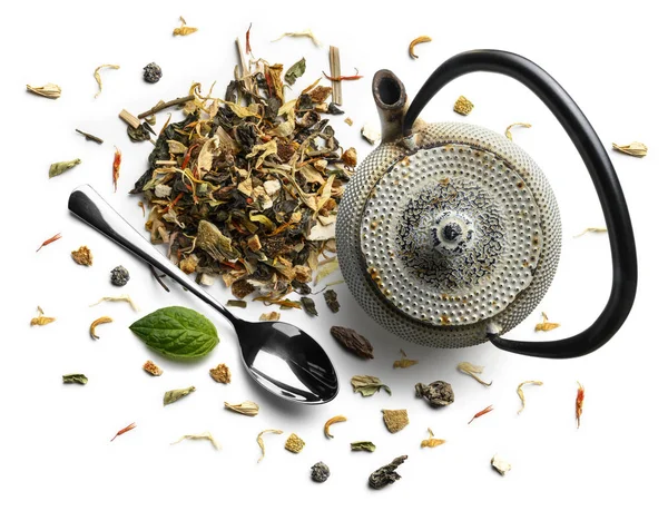 Зеленый чай с натуральными ароматическими добавками и чайник. Вид сверху на белый фон — стоковое фото