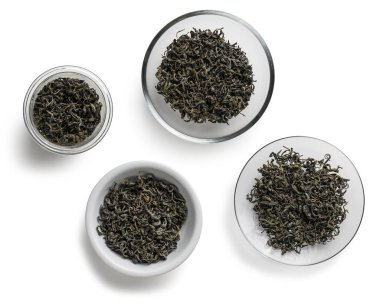 Beyaz arka planda yeşil çay. Yukarıdan görünüşü