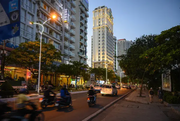 La rue Nha Trang au Vietnam le soir du 10 janvier 2020 — Photo