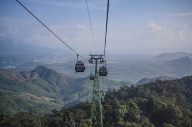 Vietnam 'daki Da Nang' de, Güneş Dünyası 'nda kablolu bir araba. Güneşli bir gün, 12 Ocak 2020
