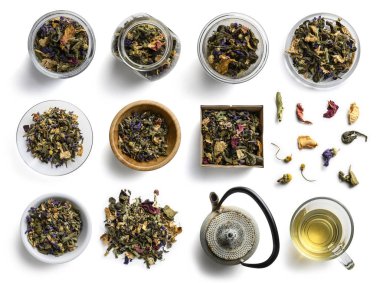 Yeşil çay ve aksesuarlar beyaz arkaplanda üst görünüm