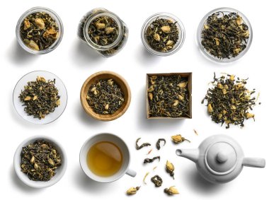 Yeşil çay ve aksesuarlar beyaz arkaplanda üst görünüm