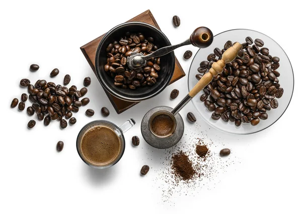 Кофе и аксессуары вид сверху на белый фон — стоковое фото