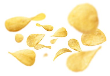 Patates cipsi beyaz arka planda uçar.