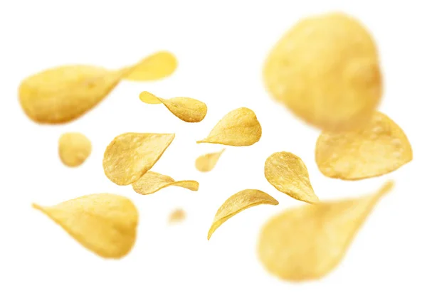 Aardappelchips zweven op een witte achtergrond — Stockfoto