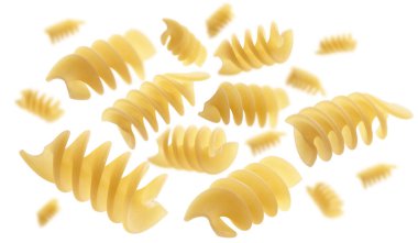 İtalyan makarnası beyaz arka planda uçuyor.