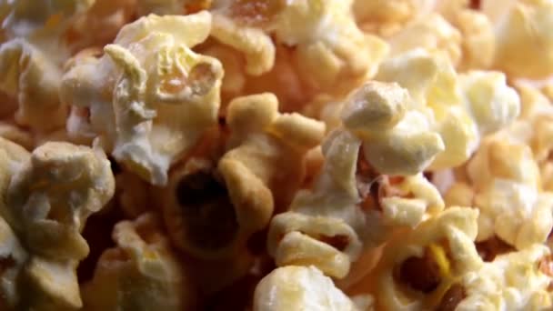 Sweet popcorn close - up perlahan-lahan bergerak — Stok Video