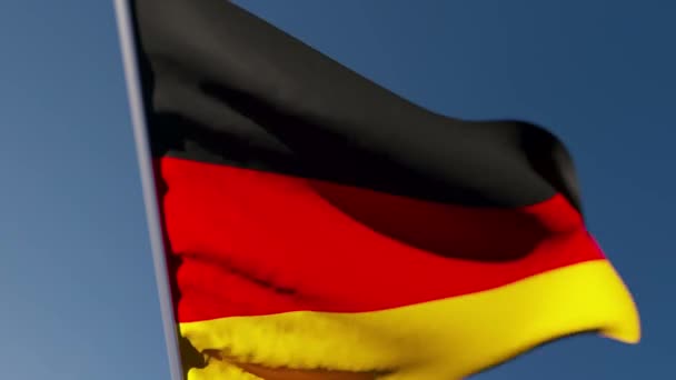Η εθνική σημαία της Γερμανίας κυματίζει στον άνεμο πάνω από έναν γαλάζιο ουρανό — Αρχείο Βίντεο