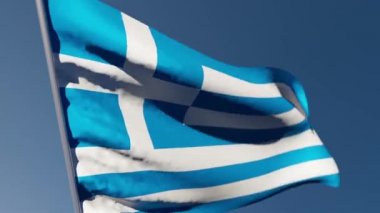 Yunanistan 'ın ulusal bayrağı mavi gökyüzüne karşı rüzgarda dalgalanıyor