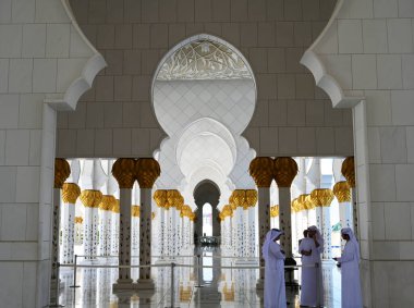 Şeyh Zayed bin Sultan El Nahyan Büyük Camii, Abu Dabi, Birleşik Arap Emirlikleri. Güneşli Gün, 12 Mart 2020