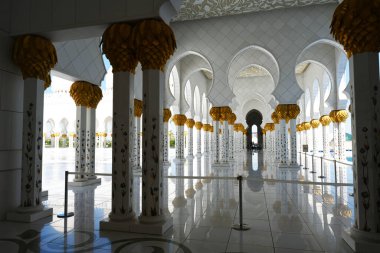 Şeyh Zayed bin Sultan El Nahyan Büyük Camii, Abu Dabi, Birleşik Arap Emirlikleri. Güneşli Gün, 12 Mart 2020
