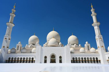 Şeyh Zayed bin Sultan El Nahyan Büyük Camii, Abu Dabi, Birleşik Arap Emirlikleri. Güneşli Gün, 12 Mart 2020