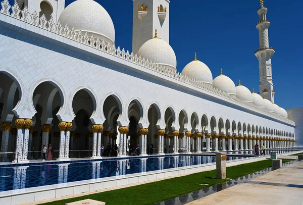 Шейх Заид ибн Султан Аль Нахайян Большая мечеть, Абу-Даби, ОАЭ. Ясный солнечный день, 12 марта 2020 г. — стоковое фото