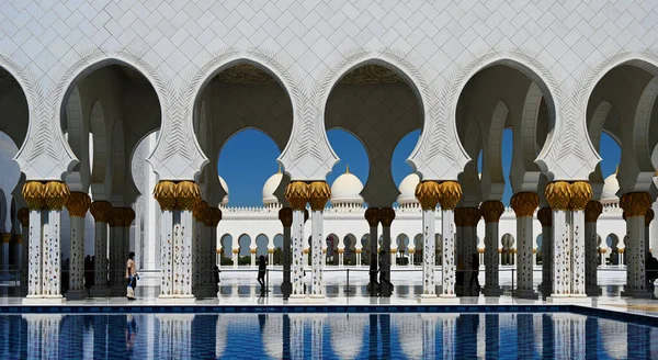 Sjeik Zayed bin Sultan Al Nahyan Grand Mosque, Abu Dhabi, Verenigde Arabische Emiraten. Heldere zonnige dag, 12 maart 2020 — Stockfoto