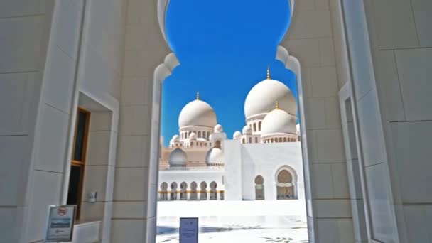 Шейх Заид ибн Султан Аль Нахайян Большая мечеть, Абу-Даби, ОАЭ. Ясный солнечный день, 12 марта 2020 г. — стоковое видео