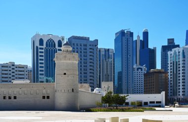 Qasr al-Hosn Kalesi, Abu Dabi, BAE 'nin tarihi simgesi. Güneşli Gün 12 Mart 2020