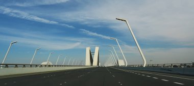 Şeyh Zayed Köprüsü, Abu Dabi, Birleşik Arap Emirlikleri. Güneşli Gün 12 Mart 2020