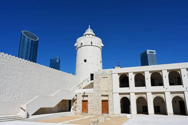 Qasr al-Hosn Fort, een historisch monument in Abu Dhabi, Verenigde Arabische Emiraten. Heldere zonnige dag 12 maart 2020 — Stockfoto