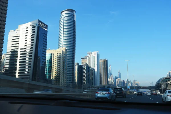 Arabadan Dubai şehri ve Şeyh Zayed yolu görünüyor. BAE, 12 Mart 2020 akşamı. — Stok fotoğraf