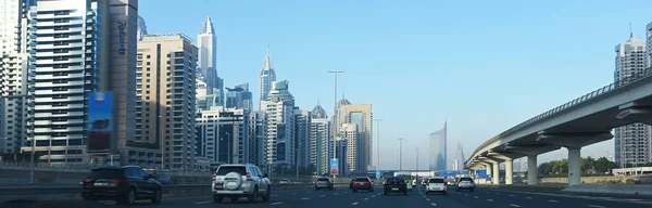 Arabadan Dubai şehri ve Şeyh Zayed yolu görünüyor. BAE, 12 Mart 2020 akşamı. — Stok fotoğraf