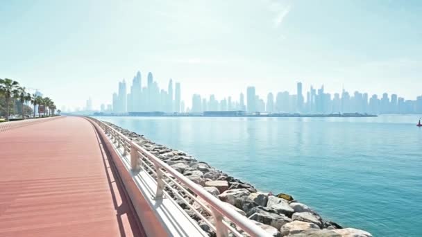 Panoramisch uitzicht op Dubai in de Verenigde Arabische Emiraten. Heldere zonnige dag 13 maart 2020 — Stockvideo