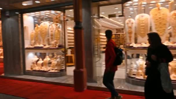 Επισκέπτες στο χρυσό Σούκ του Ντουμπάι, στα ΗΑΕ. 14 Μαρτίου 2020 — Αρχείο Βίντεο